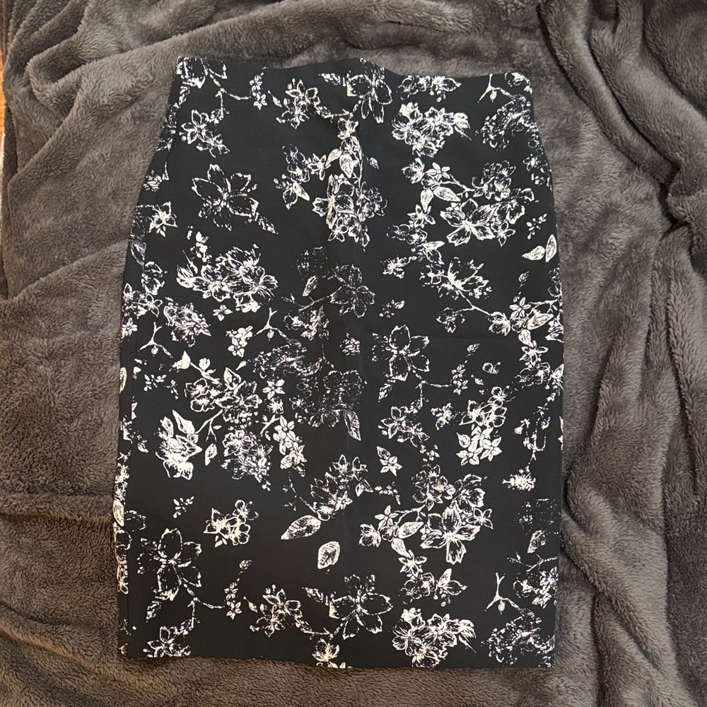 Philosophy Black and White Floral Pencil Skirt